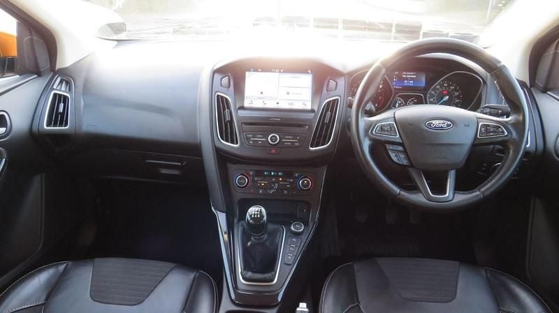 Begagnad Ford Focus Titanium X 2017 Orange Halvkombi