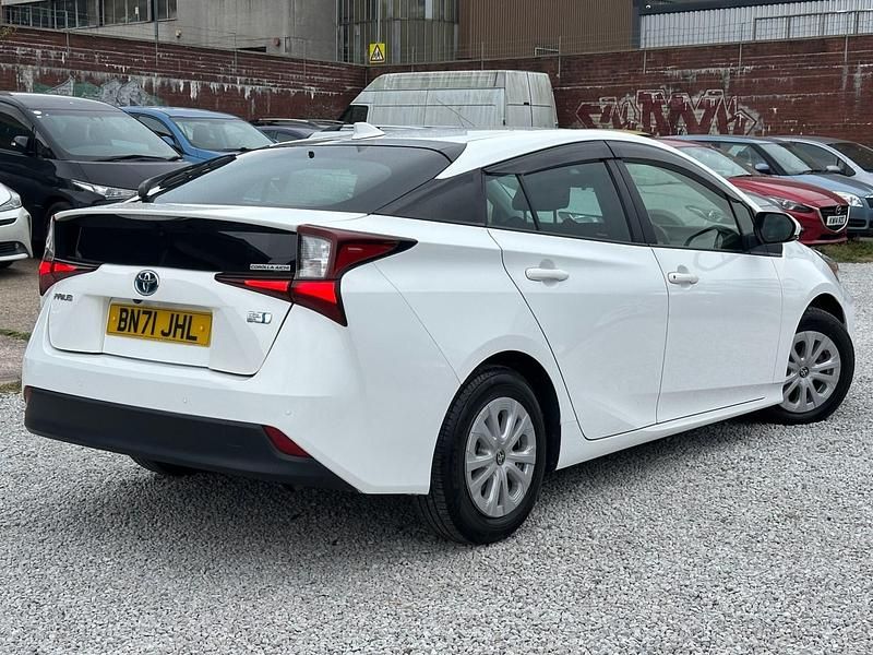 Used Toyota Prius 122 HP (89 kW) 2021 White Hatchback