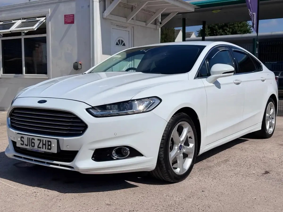 Used Ford Mondeo Titanium 150 HP (110 kW) 2016 White Hatchback