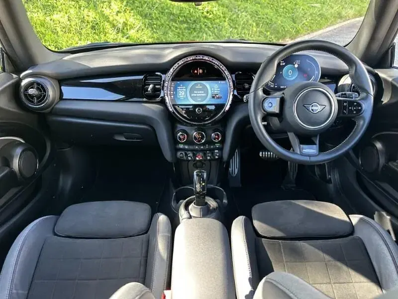 Używany Mini Cooper Hatch 134 KM (98 kW) 2023 Czerwony Hatchback