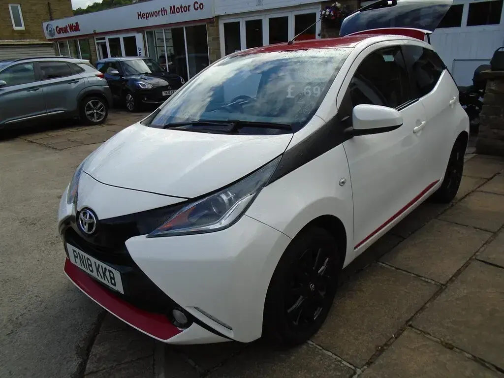 Used Toyota Aygo x-press 2018 White Hatchback