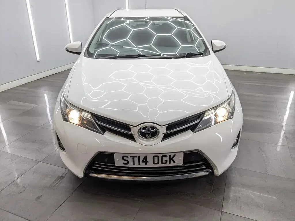Used Toyota Auris 90 HP (66 kW) 2014 White Estate