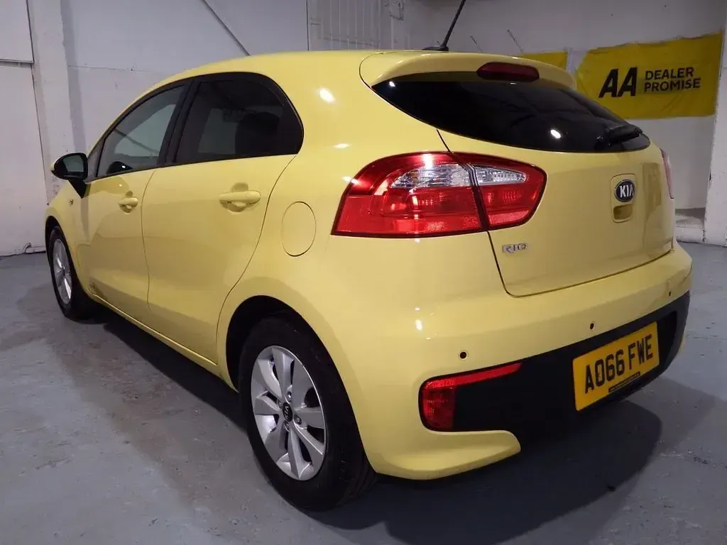 Used Kia Rio 84 HP (61 kW) 2016 Yellow Hatchback