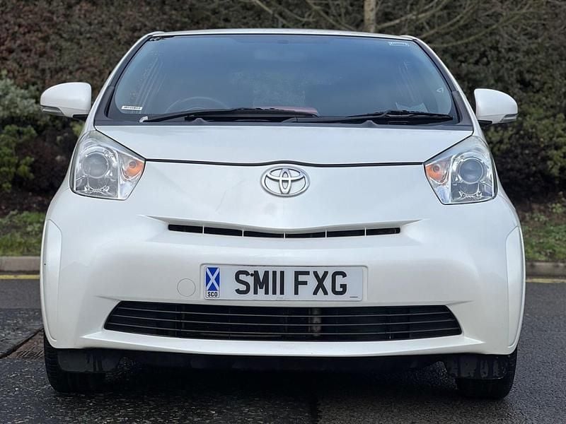 Used Toyota iQ 68 HP (50 kW) 2011 White Hatchback