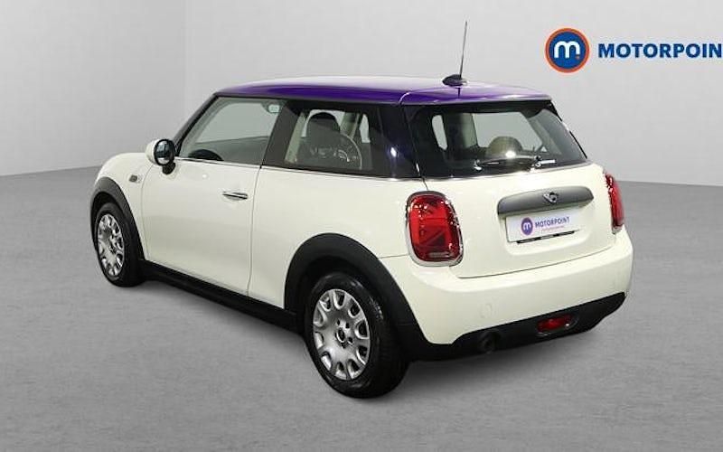 Używany Mini ONE Classic 102 KM (75 kW) 2021 Biały Hatchback