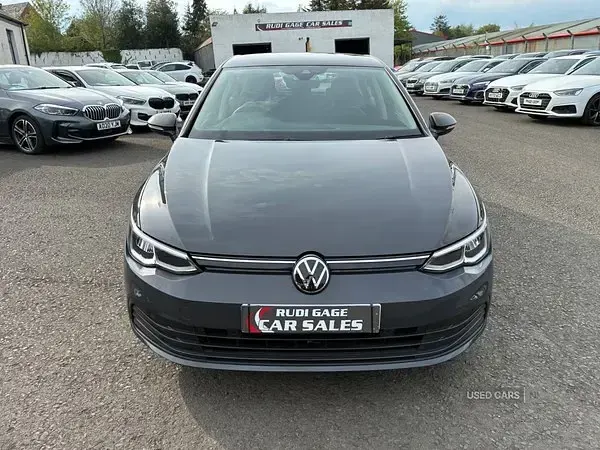 Usado VW Golf VIII Life 130 HP (95 kW) 2024 Cinzento Citadino