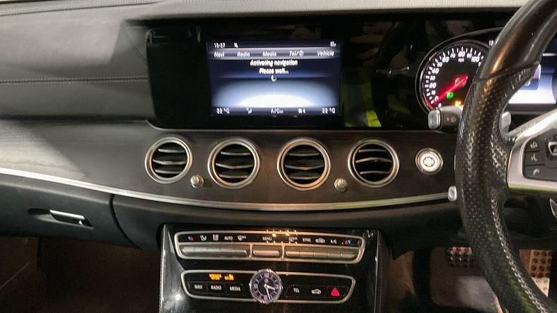 Begagnad Mercedes E220 AMG line 2017 Svart Kombi