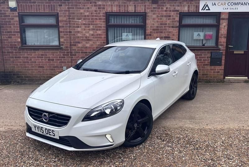 Used Volvo V40 R-Design 120 HP (88 kW) 2015 White Hatchback