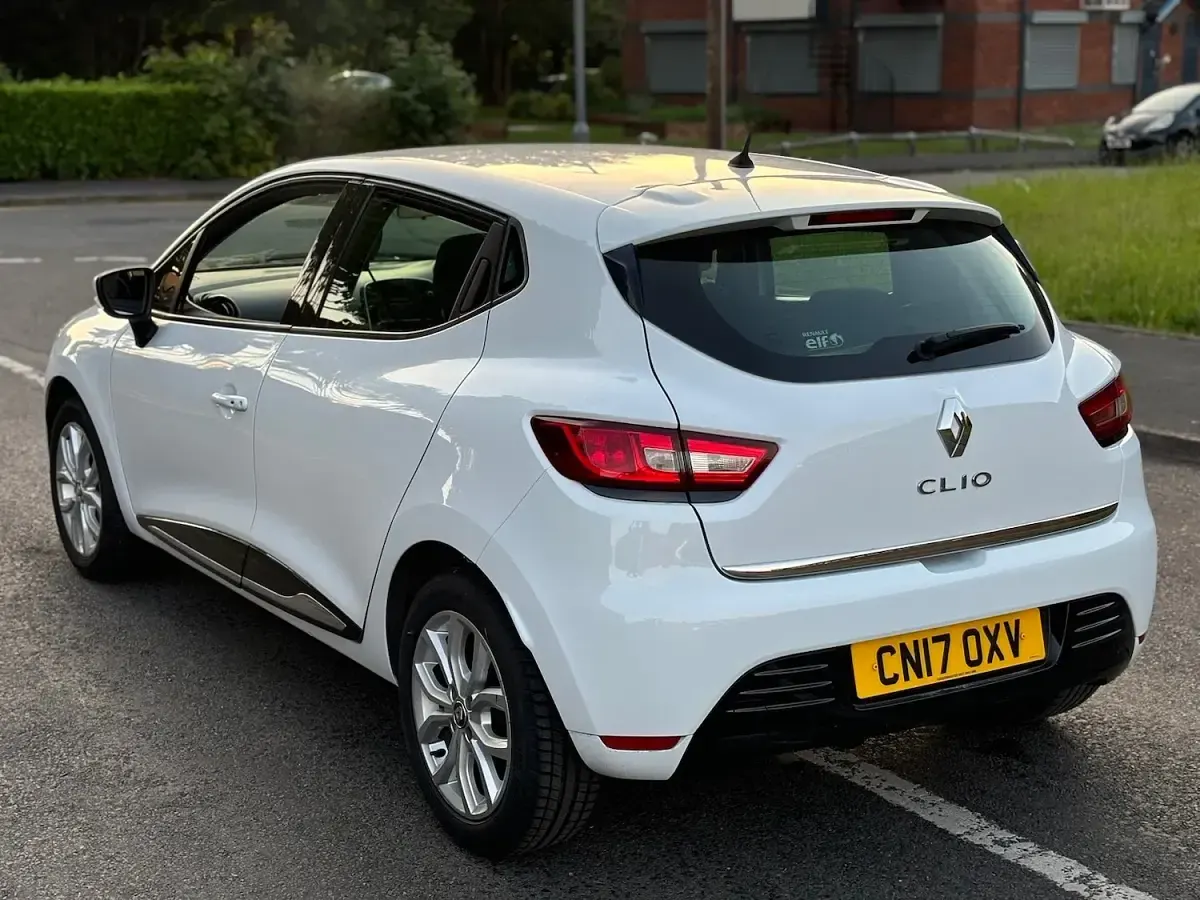 Used Renault Clio Dynamique 75 HP (55 kW) 2017 White Hatchback