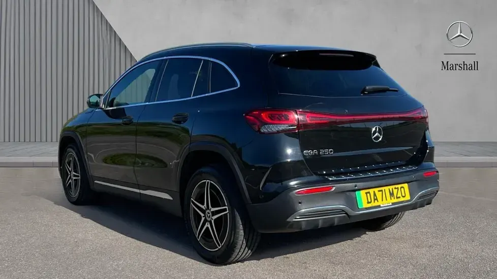 Begagnad Mercedes EQA250 AMG line 139 kW (190 HK) 2022 Svart SUV