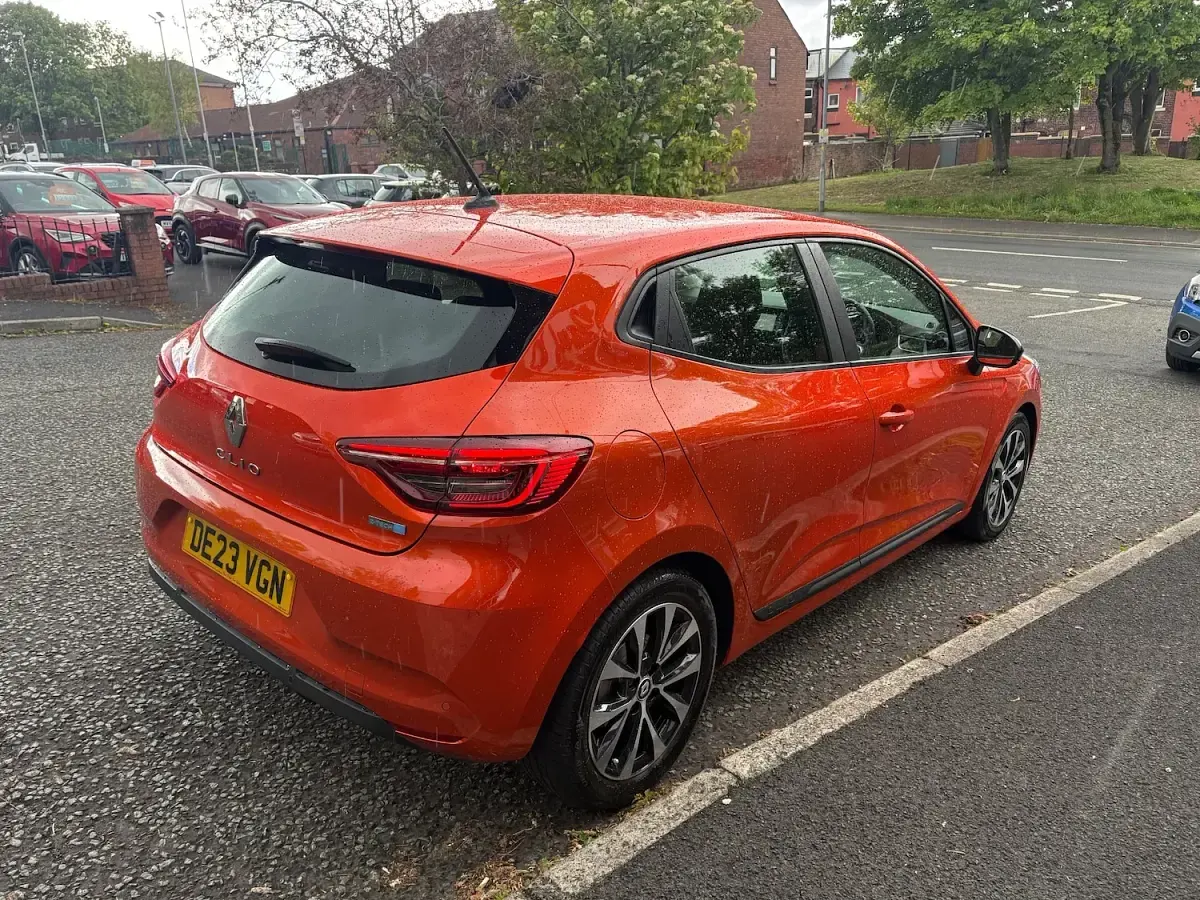 Used Renault Clio Evolution 142 HP (104 kW) 2023 Orange Hatchback