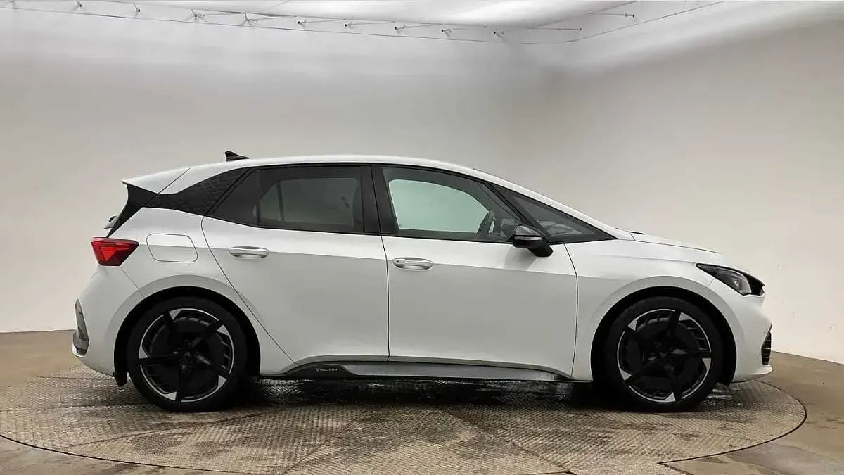 Used Cupra Born e-Boost 169 kW (230 HP) 2022 White Hatchback
