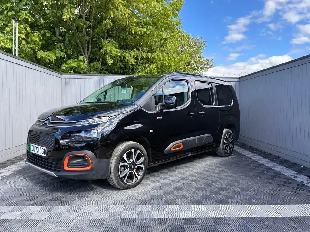 Używany Citroën e-Berlingo XTR 100 kW (136 KM) 2023 Czarny Minivan