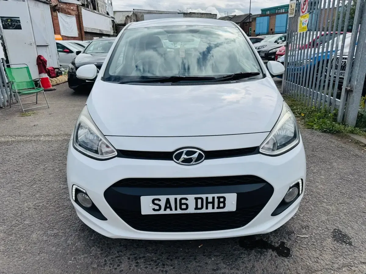 Used Hyundai i10 Premium 83 HP (61 kW) 2016 White Hatchback