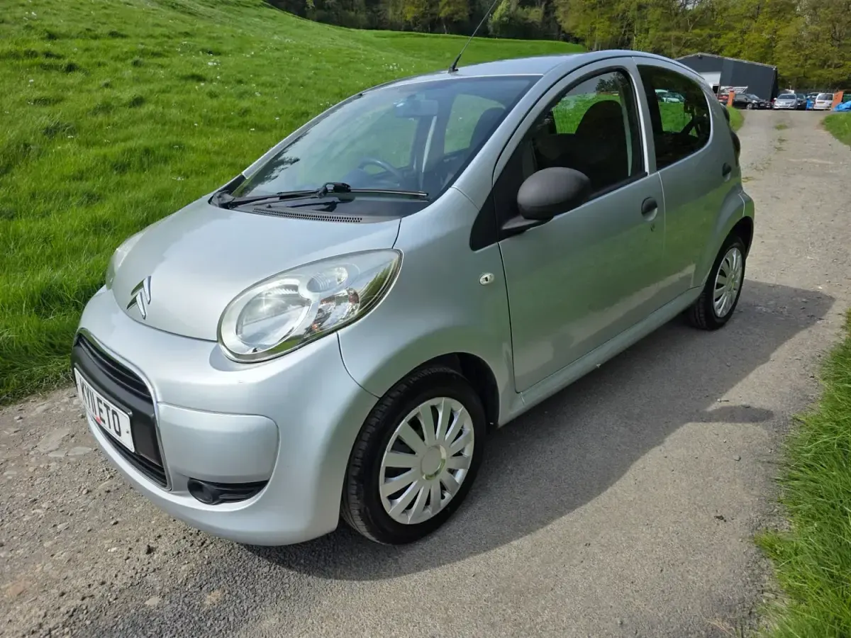 Usado Citroën C1 68 CV (50 kW) 2011 Gris Utilitario