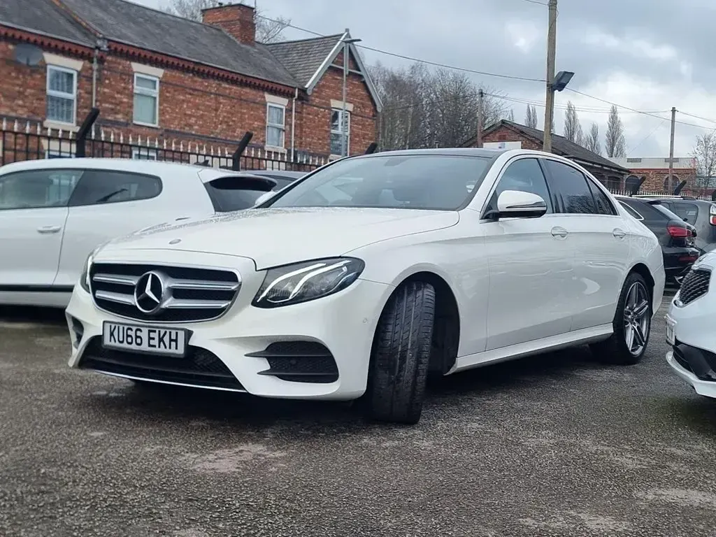 Begagnad Mercedes E220 AMG line 194 HK (142 kW) 2016 Vit Sedan