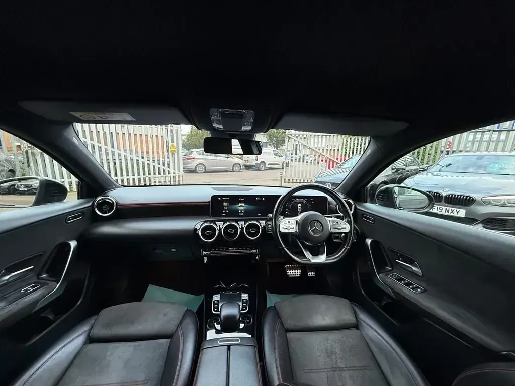 Begagnad Mercedes A200 Executive 2018 Svart Halvkombi