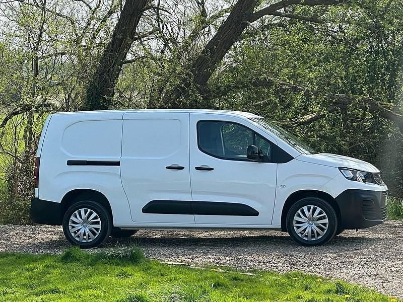Used Peugeot Partner Premium 131 HP (96 kW) 2021 White MPV