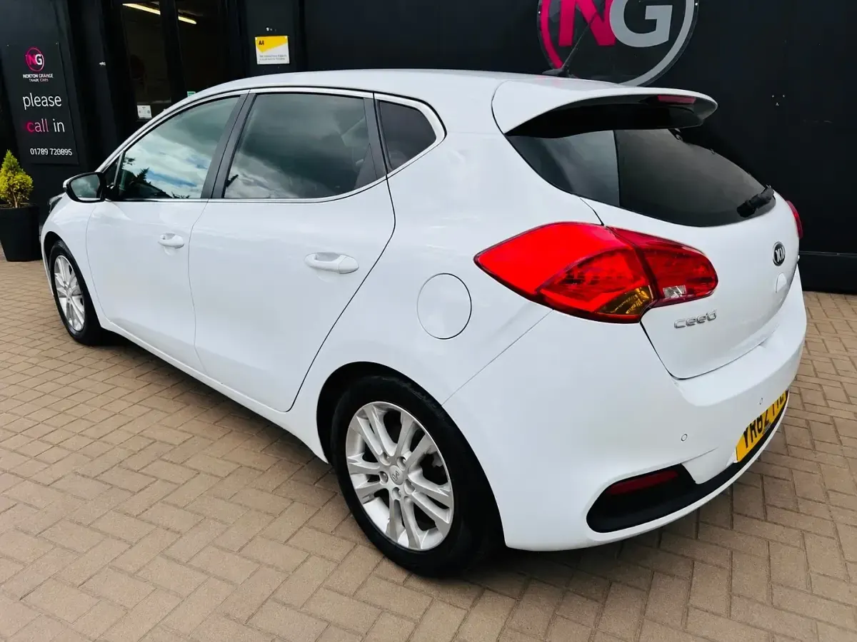Used Kia Ceed 2012 White Hatchback
