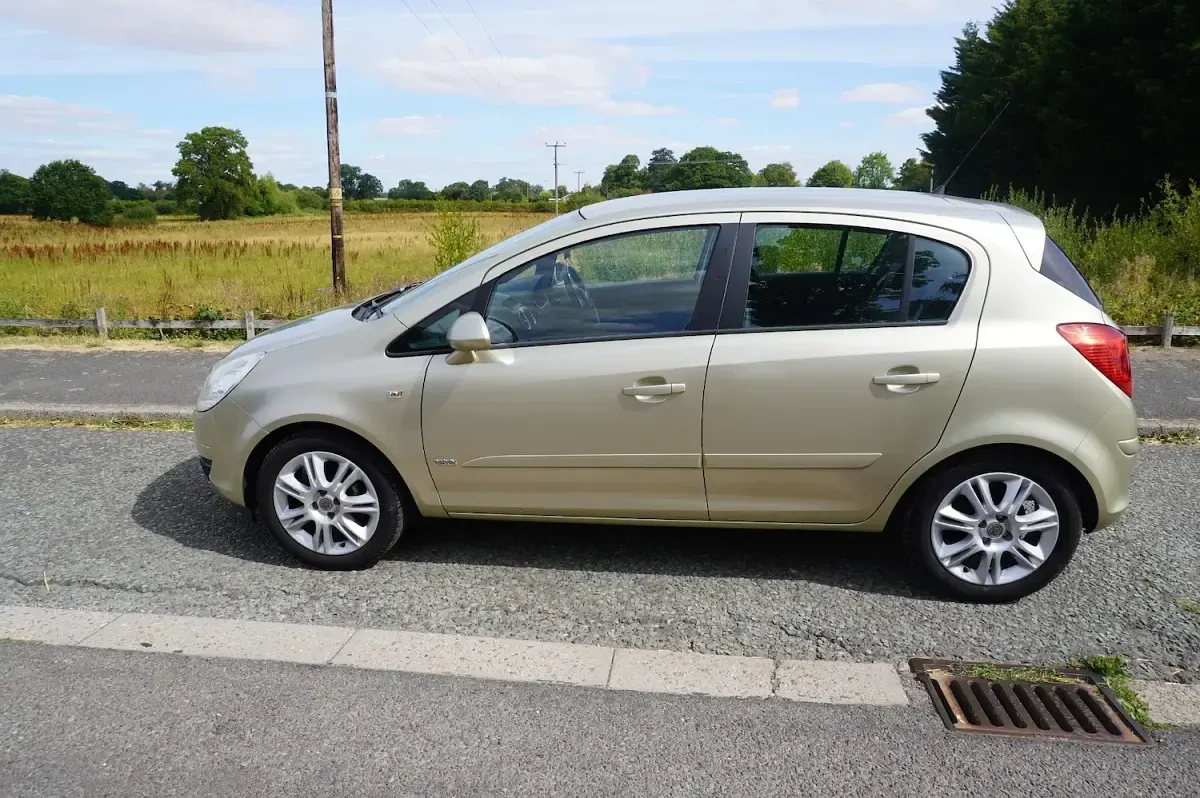 Used Vauxhall Corsa Design Edition 89 HP (65 kW) 2008 Gold Hatchback