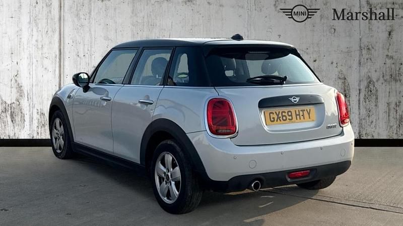Usado Mini Cooper Classic 136 HP (100 kW) 2019 Prateado Citadino