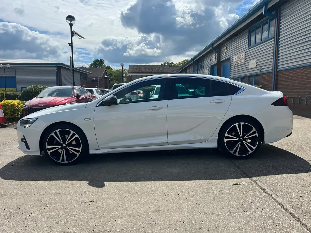 Used Vauxhall Insignia SRi 210 HP (154 kW) 2020 White Hatchback