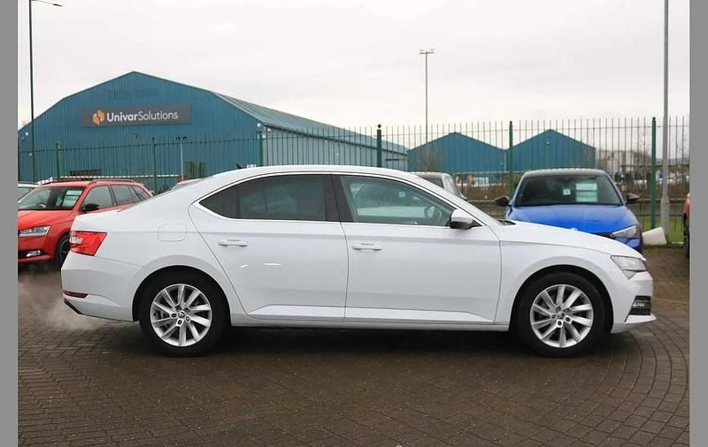 Used Skoda Superb SE Technology 214 HP (157 kW) 2022 White Hatchback