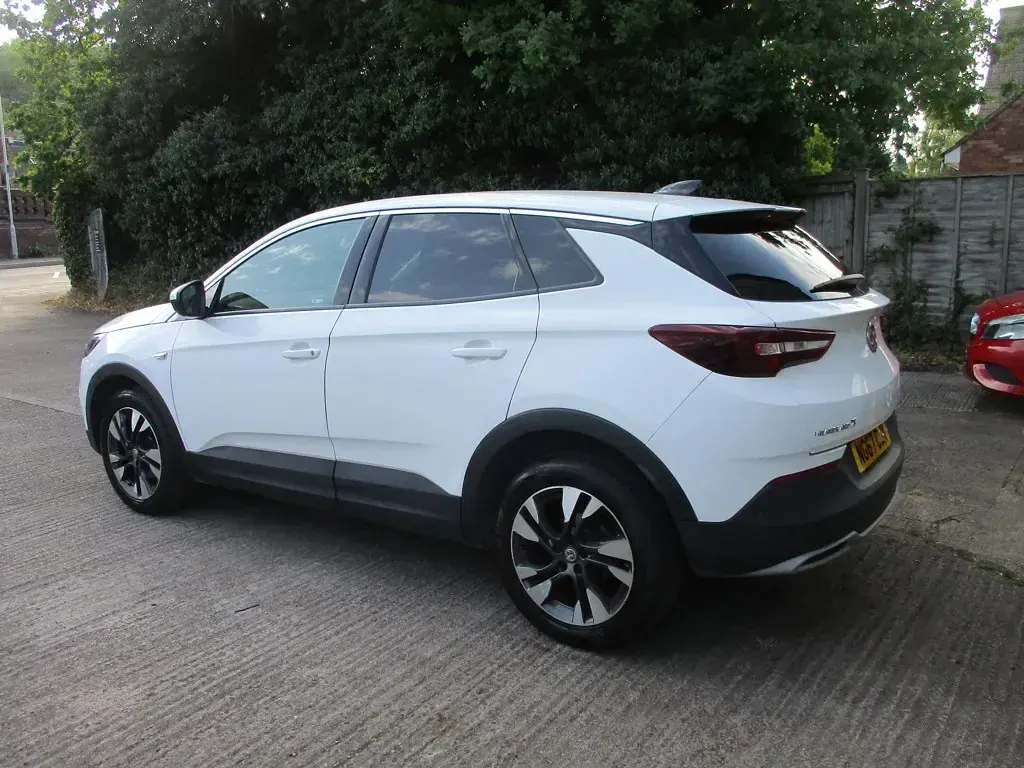 Used Vauxhall Grandland X Sport 120 HP (88 kW) 2018 White SUV