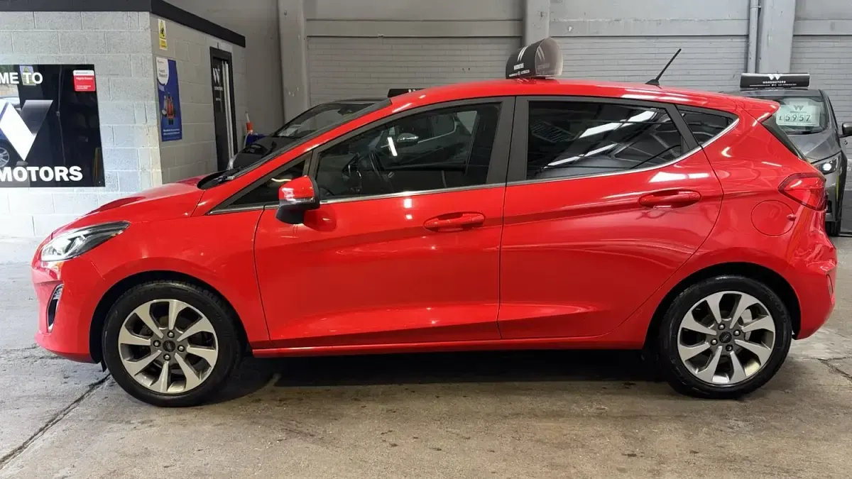 Used Ford Fiesta Zetec 70 HP (51 kW) 2017 Red Hatchback
