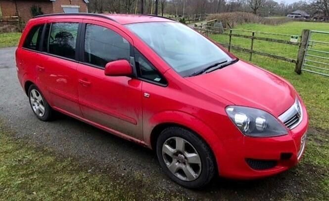 Used Vauxhall Zafira 115 HP (84 kW) 2013 Red MPV