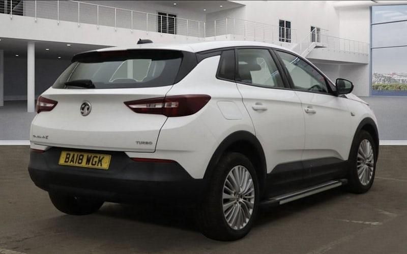 Used Vauxhall Grandland X S 131 HP (96 kW) 2018 White SUV