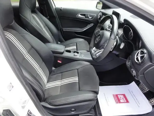 Begagnad Mercedes A180 Premium Plus 2018 Vit Halvkombi