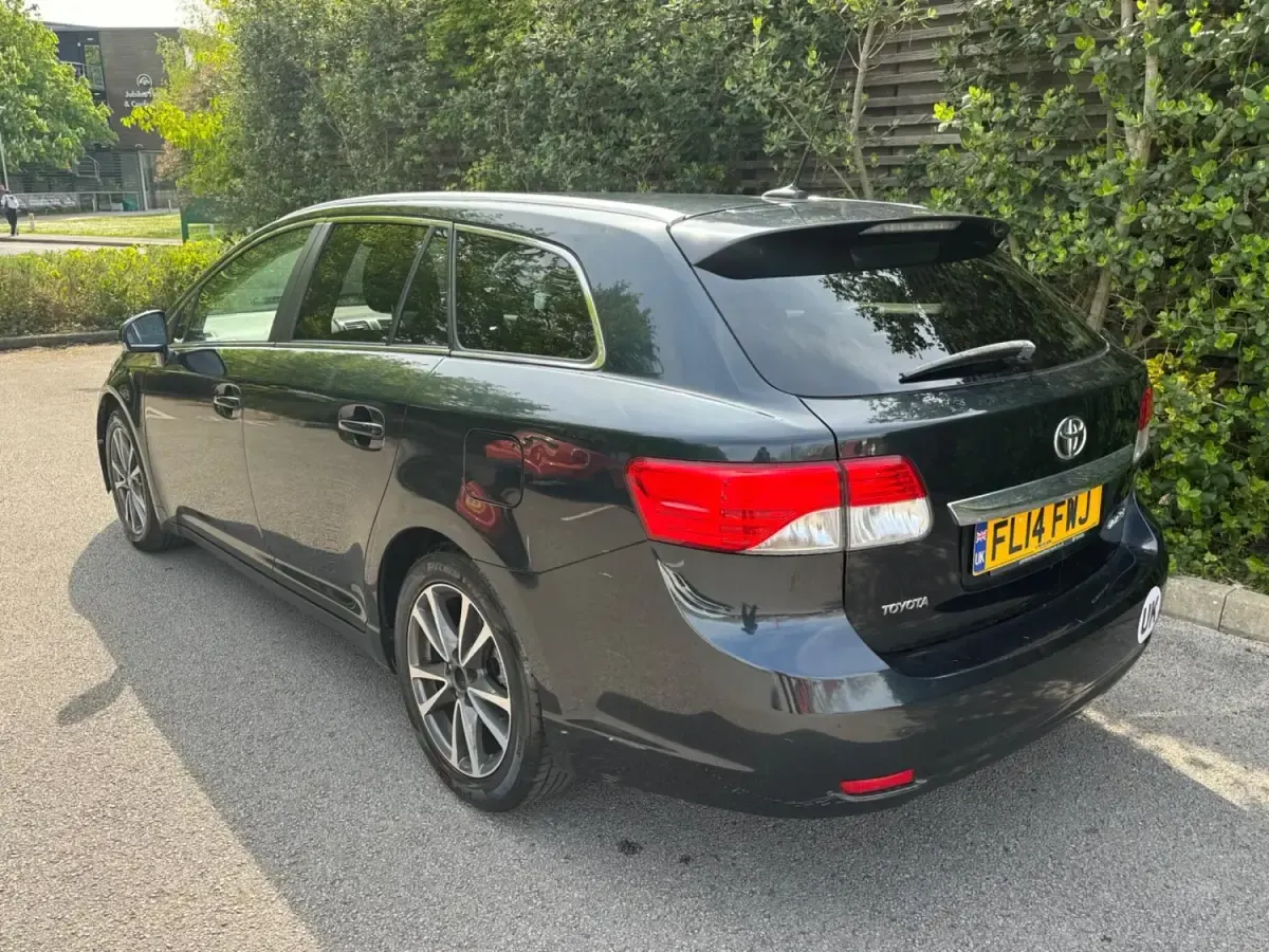 Usado Toyota Avensis 2014 Gris Familiar