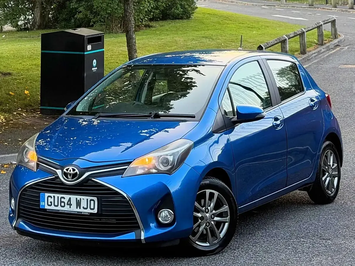 Used Toyota Yaris 69 HP (50 kW) 2014 Blue Hatchback