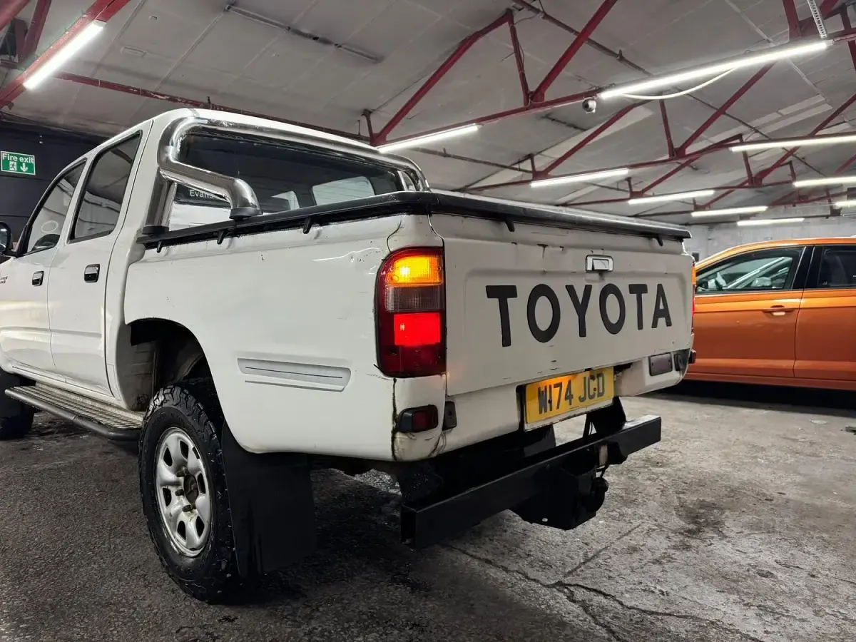 Used Toyota HiLux 102 HP (75 kW) 2000 White Pickup