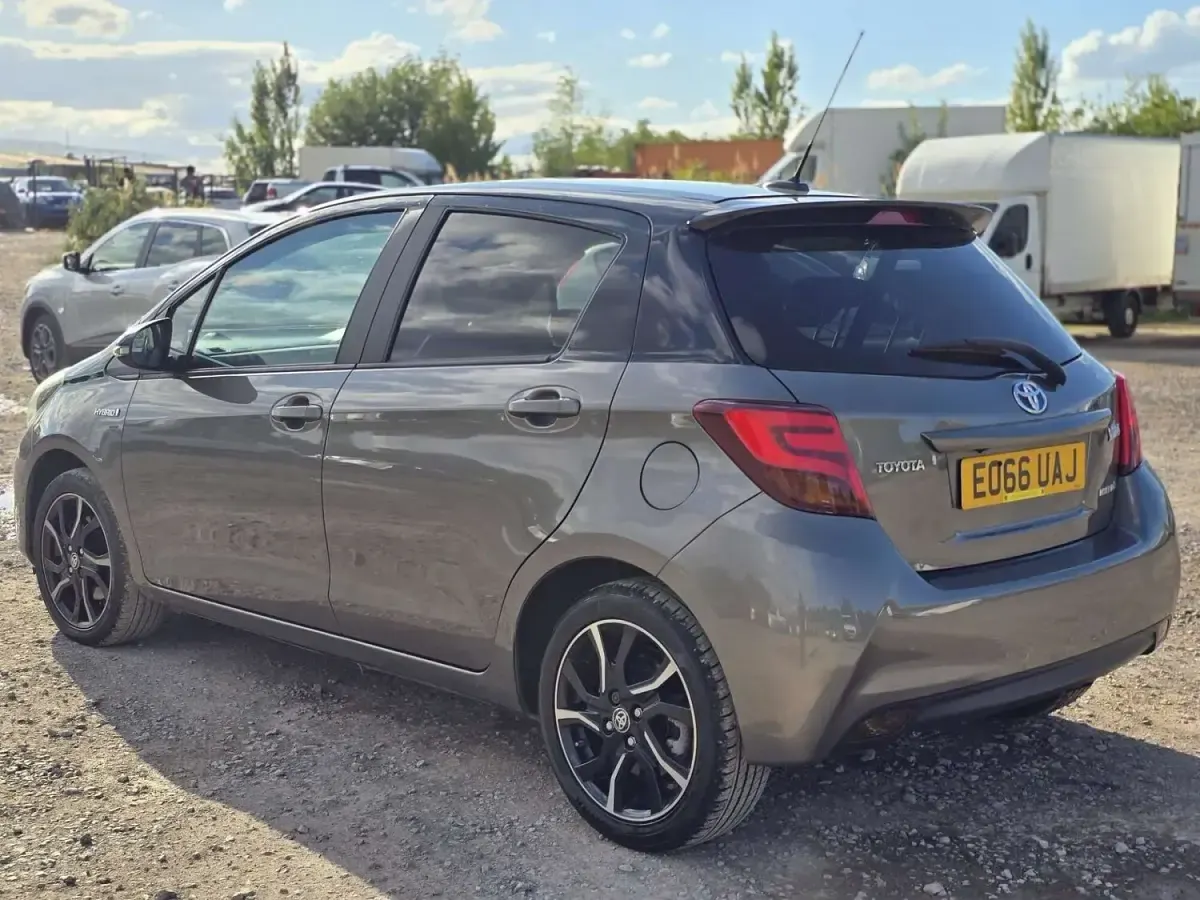 Used Toyota Yaris Design 101 HP (74 kW) 2016 Bronze Hatchback