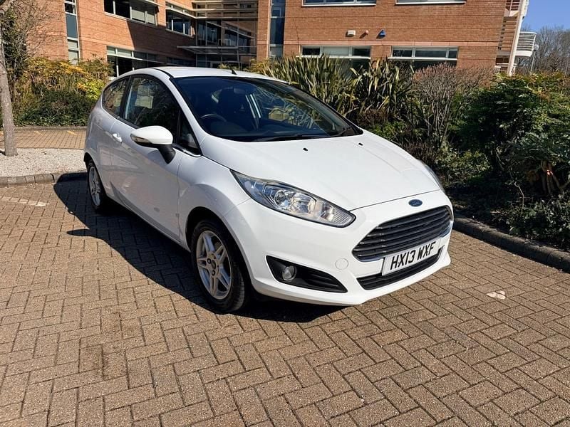 Used Ford Fiesta Zetec 105 HP (77 kW) 2013 White Hatchback