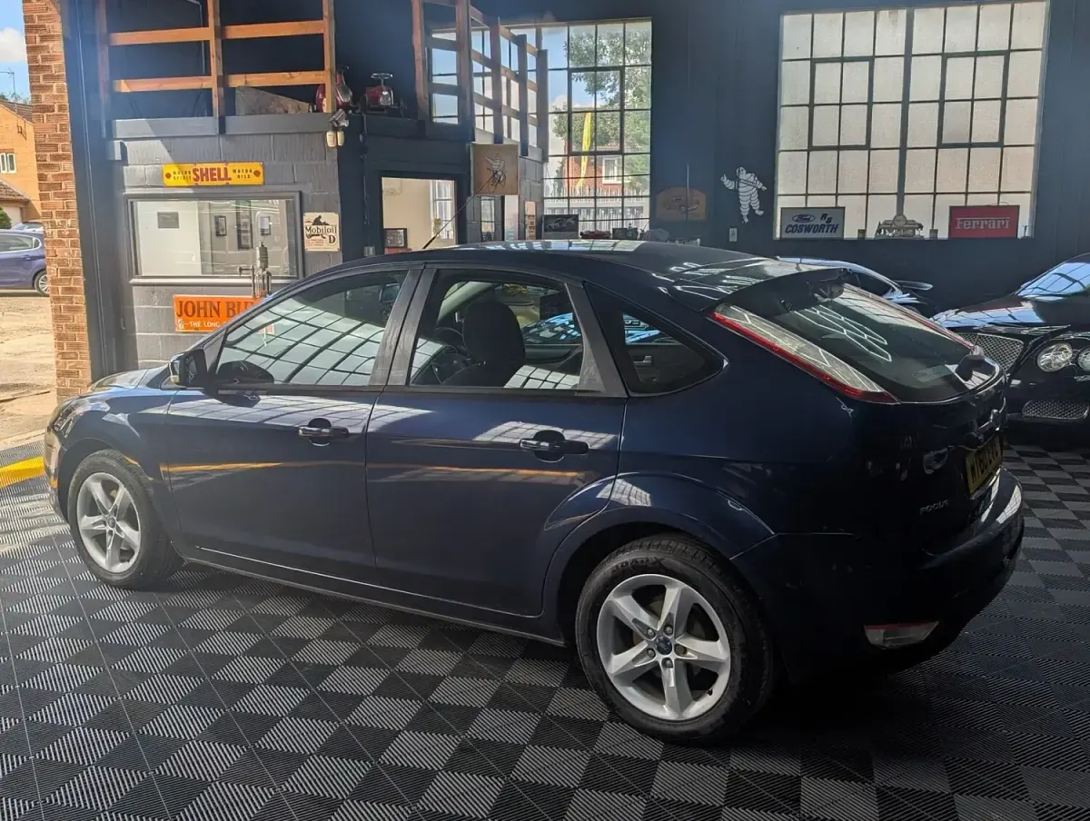Used Ford Focus Zetec 98 HP (72 kW) 2010 Blue Hatchback