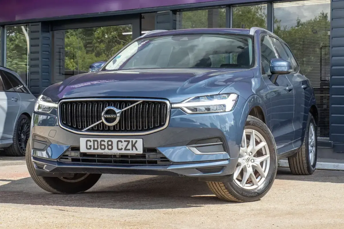 Used Volvo XC60 Momentum 190 HP (139 kW) 2019 Blue SUV