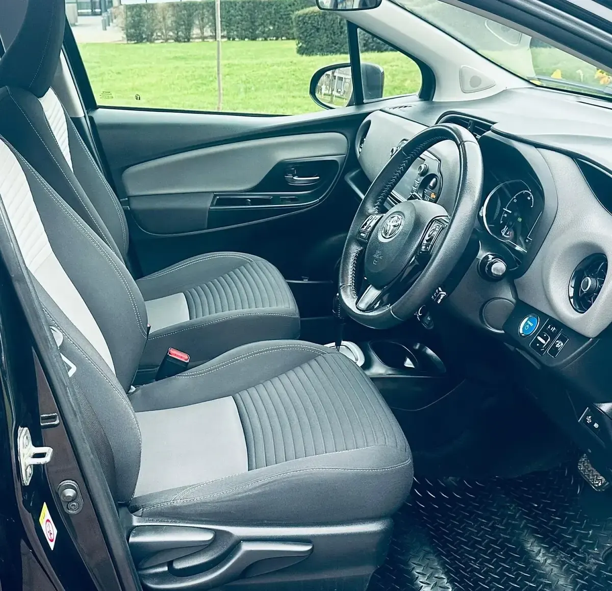 Used Toyota Yaris 100 HP (73 kW) 2018 Black Hatchback