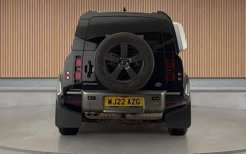Used Land Rover Defender HSE Dynamic 249 HP (183 kW) 2025 Estate