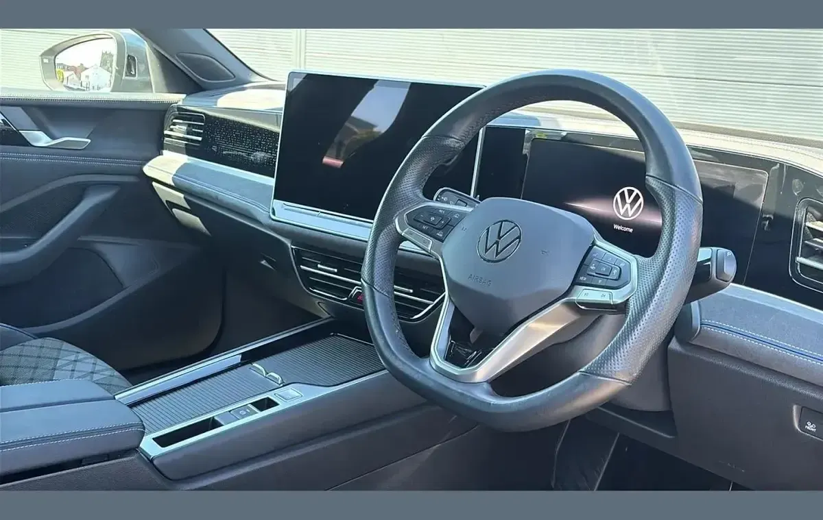 Begagnad VW Passat R-line 150 HK (110 kW) 2024 Grå Kombi