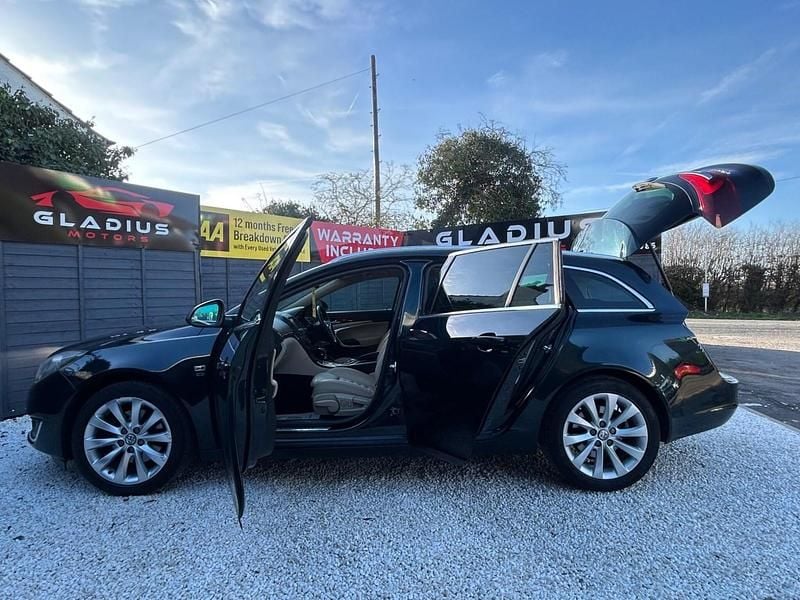 Used Vauxhall Insignia Elite 195 HP (143 kW) 2014 Green Estate