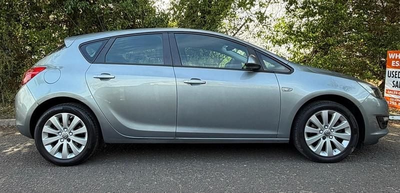 Used Vauxhall Astra Design Edition 136 HP (100 kW) 2014 Silver Hatchback
