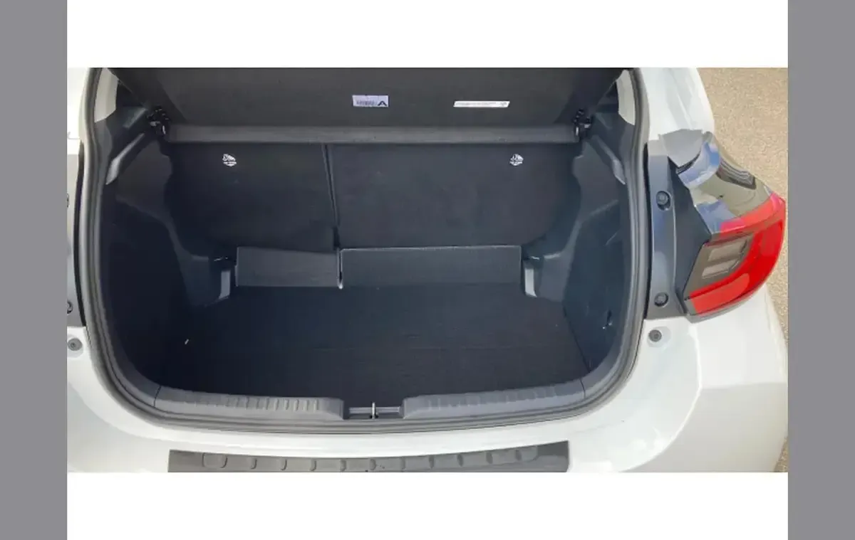Used Toyota Yaris Design 116 HP (85 kW) 2022 White Hatchback