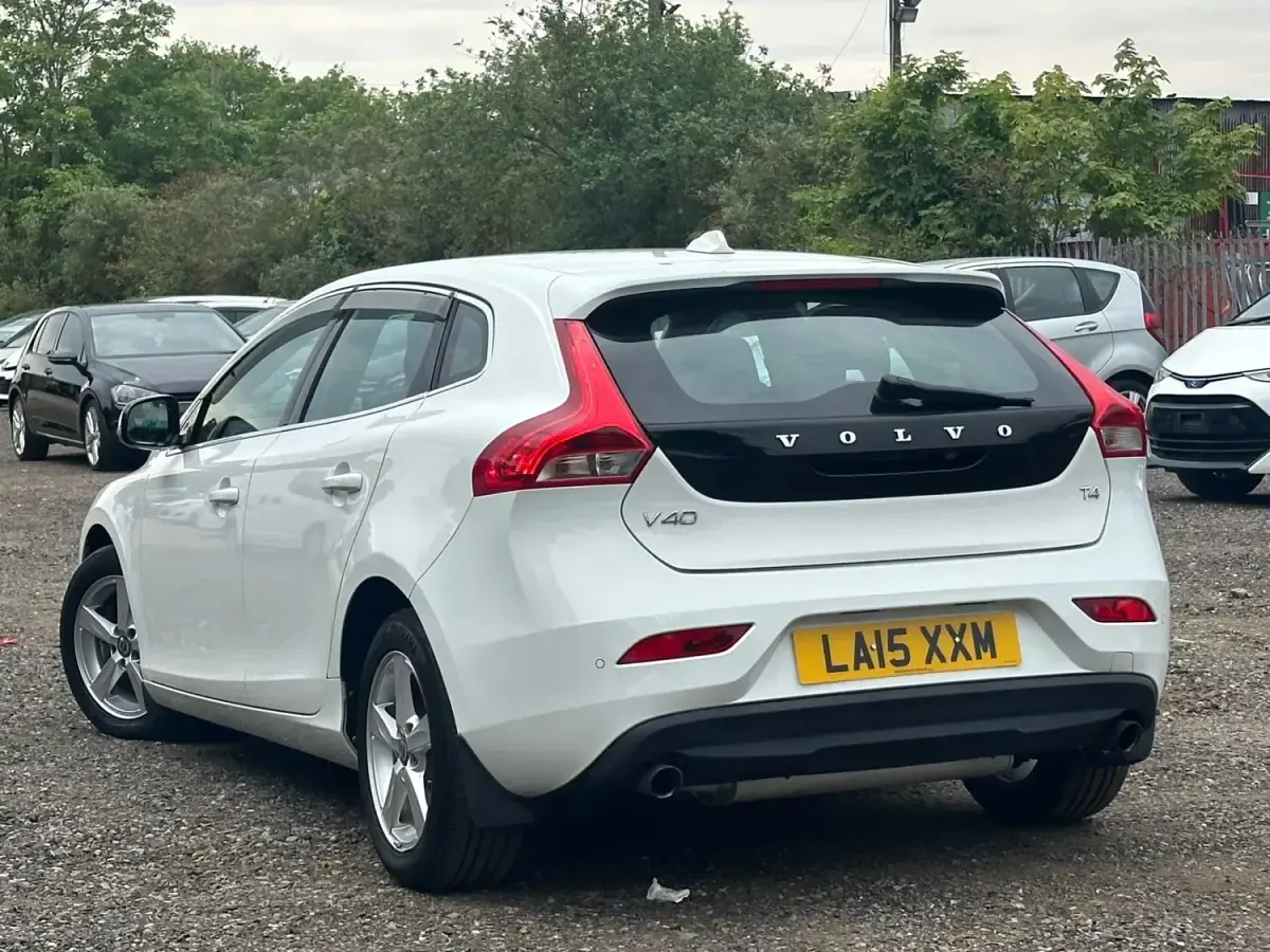 Gebraucht Volvo V40 SE Lux 180 PS (132 kW) 2015 Weiß Kleinwagen