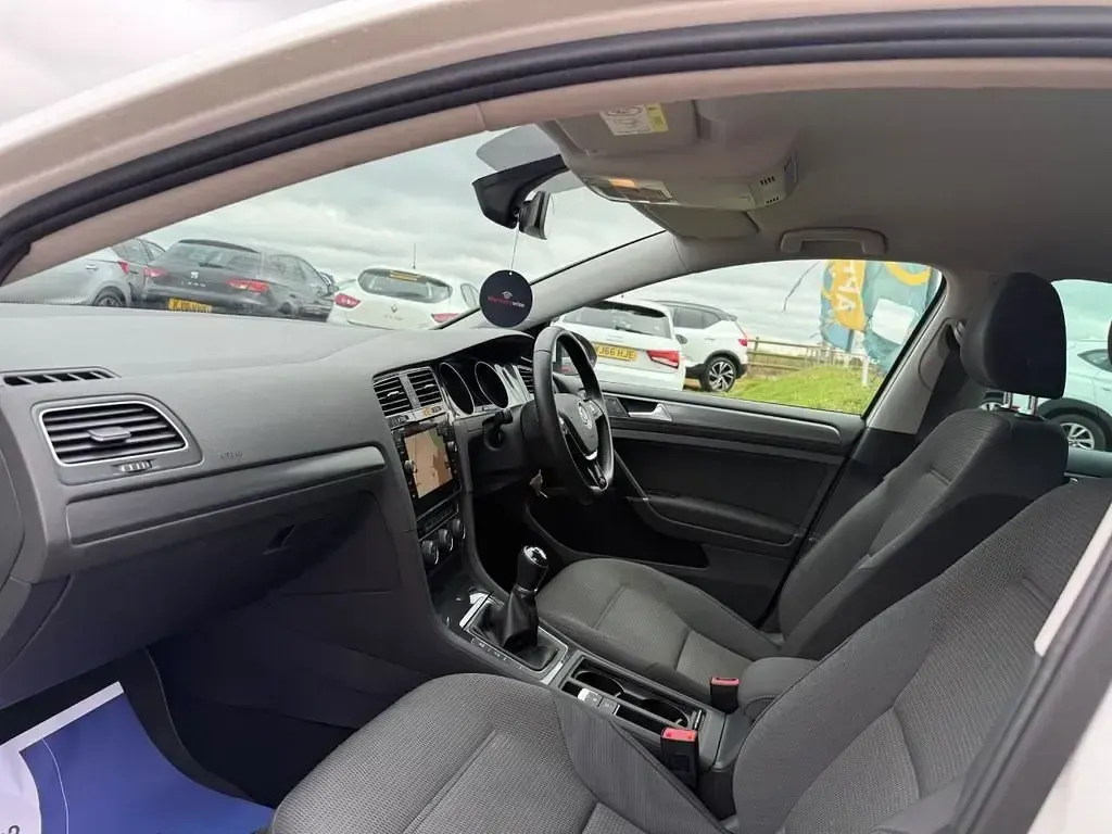 Begagnad VW Golf VII Edition 130 HK (95 kW) 2020 Vit Halvkombi