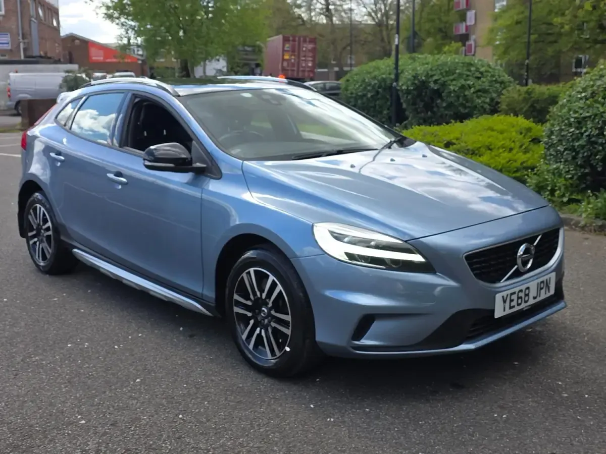 Usado Volvo V40 2018 Azul Utilitario