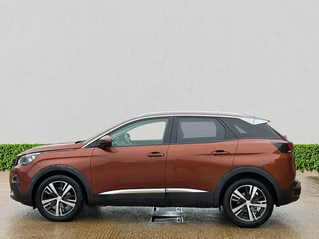 Usado Peugeot 3008 Allure 130 CV (95 kW) 2019 Marrón SUV