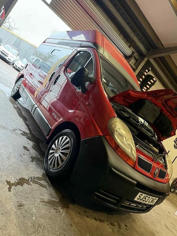 Red Used 2004 Renault Trafic MPV | £5,500 - Image 1/4